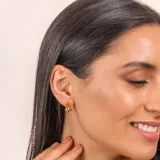 Aros de plata 925 bañada en oro de 18k con piedra rectangular de jade naranja.