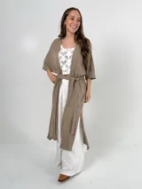 Saco tipo kimono color beige, confeccionado en hilo italiano, de manga corta y corte holgado. Incluye lazo para usar como choker o cinturón.