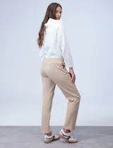 Pantalón jogger color beige de algodón con pretina elastizada.