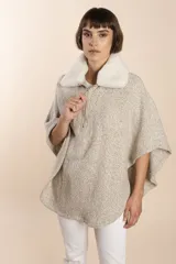 Poncho de lana fina color crudo, con cuello de corderito desmontable, cierre dorado y diseño exclusivo de Don Baez.