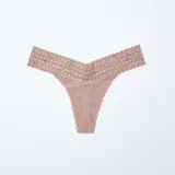 Pack de tres tangas de algodón con cintura de encaje en colores beige, blanco y gris.