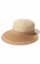 Sombrero de paja estilo cloche con detalle de franja tejida con patrón geométrico en tonos tostados y blancos alrededor de la copa.