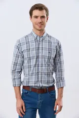Camisa de manga larga de calce slim, con diseño a cuadros en tonos azul oscuro, verde y blanco. Presenta cuello camisero con botones y bolsillo ojal en el pecho con detalle bordado.