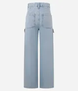 Pantalón estilo años 90 de tiro alto confeccionado en jean, con bolsillos cargo en los laterales y trabillas en la cintura.