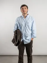Camisa Oxford de corte clásico, confeccionada 100% en algodón con patrón de cuadros en tonos blancos, azules y amarillos. Cuenta con cuello abotonado, bolsillo frontal en el pecho con logo bordado y cierre de botones.