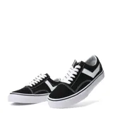 Championes urbanos Pony de corte bajo, confeccionados en una combinación de lona y gamuza en color negro. Presentan el diseño característico de la marca en los laterales en color blanco, cordones blancos y suela de goma vulcanizada blanca con una línea negra decorativa.