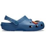 Zuecos de goma color azul, con perforaciones en la parte superior, tira trasera ajustable y pines decorativos inspirados en la NBA.