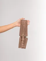 Faja elastizada color marrón agamuzada con hebilla dorada.