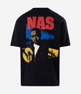 Remera negra de algodón con cuello redondo, manga corta y calce relaxed. Presenta una gran estampa en la espalda con la palabra "NAS" en rojo, la imagen del rapero y gráficos alegóricos de Nueva York.