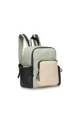 Mochila puffer de color lila y negro, con un compartimento principal con cierre, un bolsillo frontal con cierre y dos bolsillos laterales con cordón ajustable. Tiene correas ajustables y un asa superior.