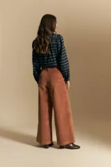 Pantalón wide leg de pana color tostado, de tiro alto con cierre de botones frontales visibles y bolsillos laterales.