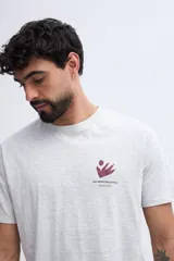 Remera verde militar de corte regular, con estampa abstracta y floral en la espalda y texto descriptivo de la marca Brooksfield.