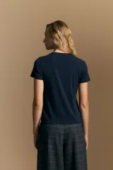 Remera básica de manga corta con cuello redondo y silueta ajustada, confeccionada en una mezcla de lyocell y elastano que proporciona una textura suave, liviana y elástica.