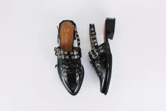 Sueco de cuero color borgoña con cordones, ojales y hebillas plateadas. Tiene tira trasera regulable con elástico.