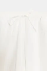 Pantalón confeccionado en mezcla de algodón y poliamida, color blanco, de tiro medio con cintura elástica y cordón ajustable. Posee bolsillos laterales y bajo abullonado con terminación en elástico.