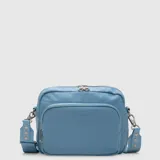 Cartera tipo bandolera de la marca Bubba, color azul, con diseño acolchado horizontal, tres compartimentos exteriores con cierre y correa ajustable con detalles metálicos.