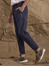 Pantalón tipo jogger color azul marino, con cintura elástica ajustable mediante cordón y puños elásticos en los tobillos.