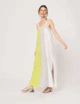 Vestido largo de lino color blanco, gris y amarillo, con breteles anchos, escote recto, elástico en la espalda y tajos laterales.