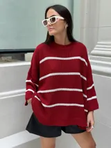 Sweater de punto color bordó con rayas horizontales blancas, de corte holgado y mangas largas.