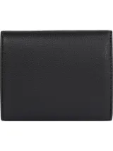 Billetera mediana Tommy Hilfiger plegable de color negro con acabado granulado. Tiene cierre de botón a presión, múltiples ranuras interiores para tarjetas e insignia del monograma TH en la parte delantera.