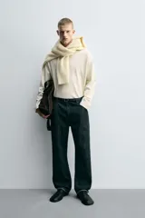 Camiseta de manga larga con corte relajado y cuello redondo. Presenta un diseño de doble capa con acabados en rib a contraste en el cuello y el ruedo.