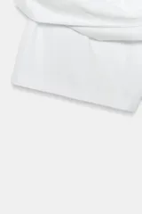 Falda corta gris melange de tiro medio con cintura elástica, confeccionada en hilatura con mezcla de algodón. Cuenta con forro interior tipo shorts del mismo tejido.