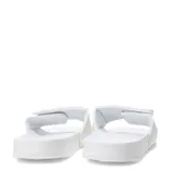 Sandalia tipo slide negra, con tira ancha ajustable mediante velcro. La tira presenta un patrón geométrico en relieve que simula el logo de Umbro.