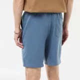Bermudas de chándal de corte estándar, confeccionadas en tejido de muletón, con cintura elástica y bolsillos laterales.