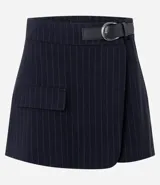 Short pollera de sastrería con diseño tipo envelope y estampado de raya diplomática. Cuenta con un cinturón lateral integrado y un calce estructurado.