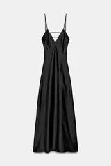 Vestido midi de tejido satinado color negro, con escote en pico, tirantes finos ajustables y diseño de espalda con tiras cruzadas.