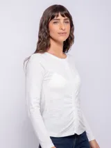 Remera blanca de manga larga con cuello redondo y frunces verticales en el centro.