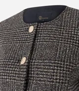 Casaqueto corto y recto color marrón con textura chevron, cuello redondo, manga larga, bolsillos frontales con solapa y cierre de botones metálicos.