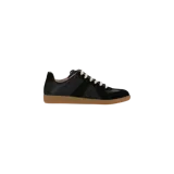 Championes de diseño bajo tipo retro estilo 'Replica' de Maison Margiela, en color negro con detalles en gamuza y suela de goma marrón clara.
