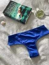 Culotte less tiro alto color azul eléctrico, confeccionado en tejido premium y completamente forrado.