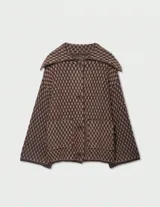 Jacket de punto con diseño geométrico en tonos marrones, cuello solapa grande, cierre frontal con botones y dos bolsillos delanteros.