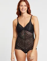 Body rojo de encaje con breteles finos regulables, busto sin aro y con forro interno.