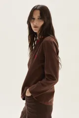 Remera de algodón de corte recto, con cuello a la base y mangas largas. Presenta costuras con pespuntes a contratono y un pequeño bordado en el pecho.