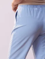 Pantalón tipo capri de algodón en color celeste, con cintura elastizada y bolsillos laterales.