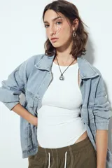 Body blanco de tiras finas con escote alto al frente y espalda descubierta con tiras cruzadas.