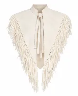 Capa de cuero en forma triangular color beige, con cuello alto y tiras para anudar al frente. Presenta bordes decorados con flecos largos de lana merino.