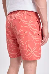 Short de baño color coral con estampado de flores abstractas en tono beige.
