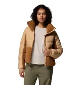 Campera puffer combinada en tonos beige y marrón, confeccionada con tecnología Omni-Shield repelente al agua y aislamiento sintético Thermarator. Presenta paneles de tejido sherpa en el cuello, frente y laterales, cierre frontal completo, bolsillos laterales con cremallera y puños elásticos.