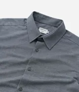 Camisa de manga larga color celeste, corte slim fit, con cuello inglés y cierre frontal de botones.