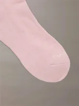 Pack de tres pares de medias cortas Calvin Klein, confeccionadas en mezcla de algodón, con diseño liso y logo de la marca bordado en el tobillo. Incluye colores blanco, beige y rosado.