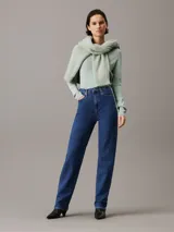 Pantalón de jean azul oscuro, de corte recto y tiro alto.