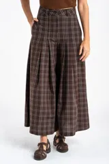 Pantalón de corte wide leg con diseño de cuadros, confeccionado en algodón. Presenta tiro medio, pinzas frontales y bolsillos laterales.