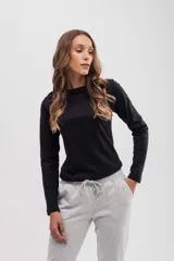 Remera negra de manga larga, cuello redondo y corte ajustado.