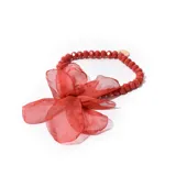 Pulsera elástica con cuentas facetadas de color rojo y dije circular dorado. Presenta un adorno de flor de tul rojo.