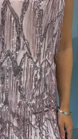 Vestido corto rosado de fiesta, con tirantes finos ajustables, escote en V y diseño completamente revestido de flecos de lentejuelas brillantes.