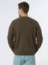Sweater de punto con diseño de trenzas verticales, cuello redondo y puños y cintura acanalados.